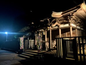 夜の天神社・拝殿前