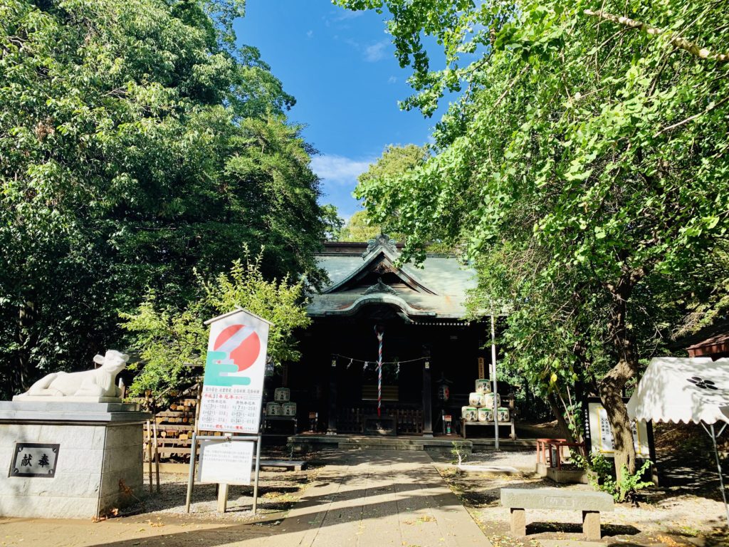小金井神社拝殿前