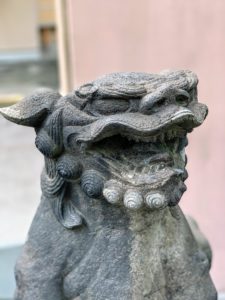 白金氷川神社拝殿前狛犬