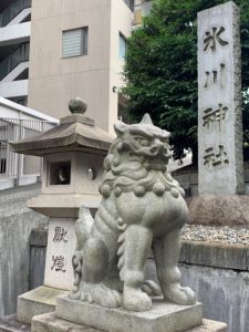 白金氷川神社・鳥居近くの狛犬