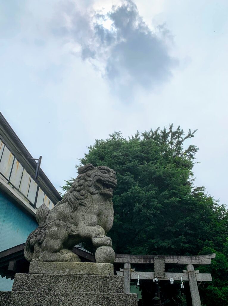 廻沢稲荷神社の狛犬と空