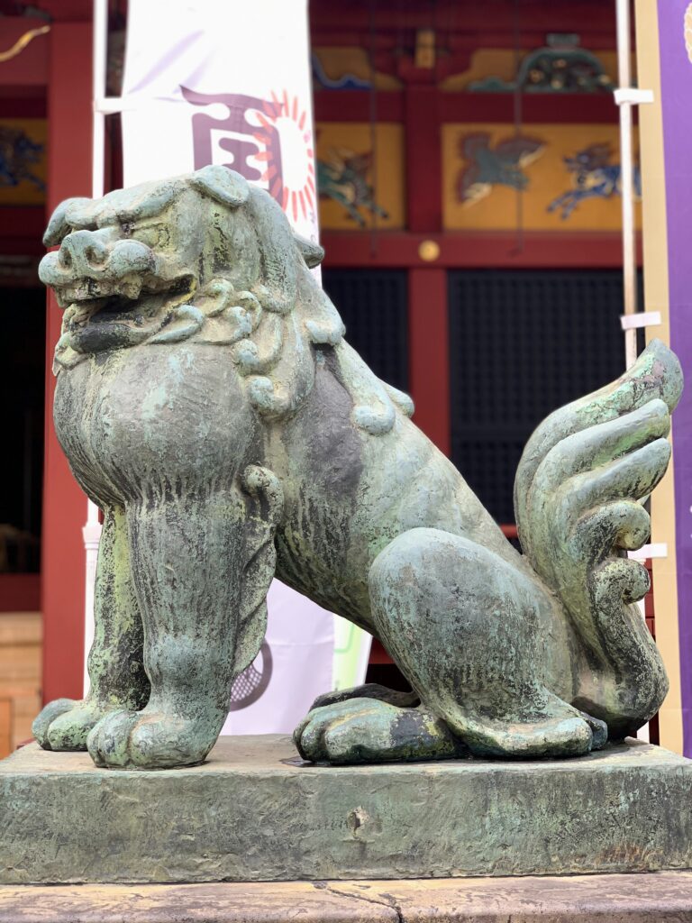 浅草神社拝殿前・阿形狛犬