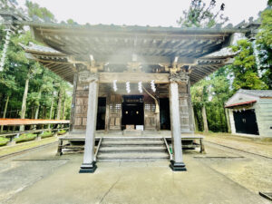 須賀神社拝殿前