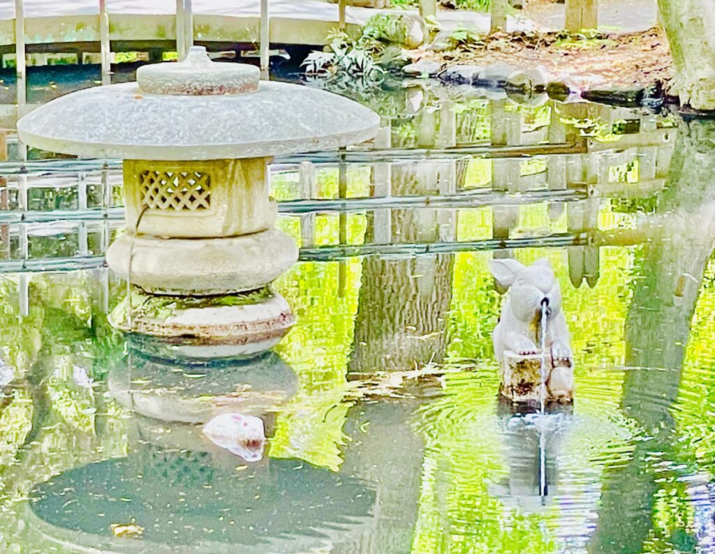 調神社境内池のウサギ像