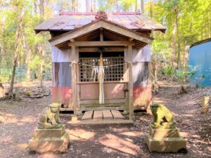 六所神社の拝殿と狛犬