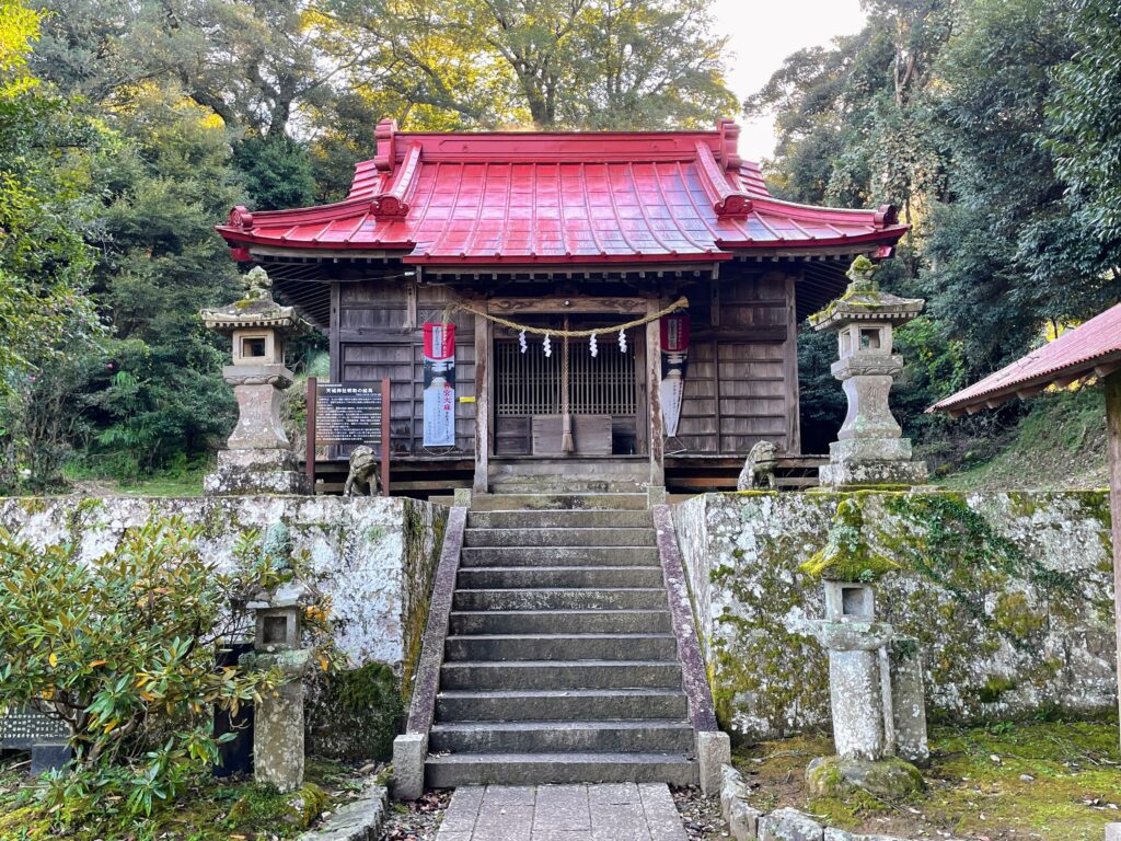 天城神社拝殿階段前