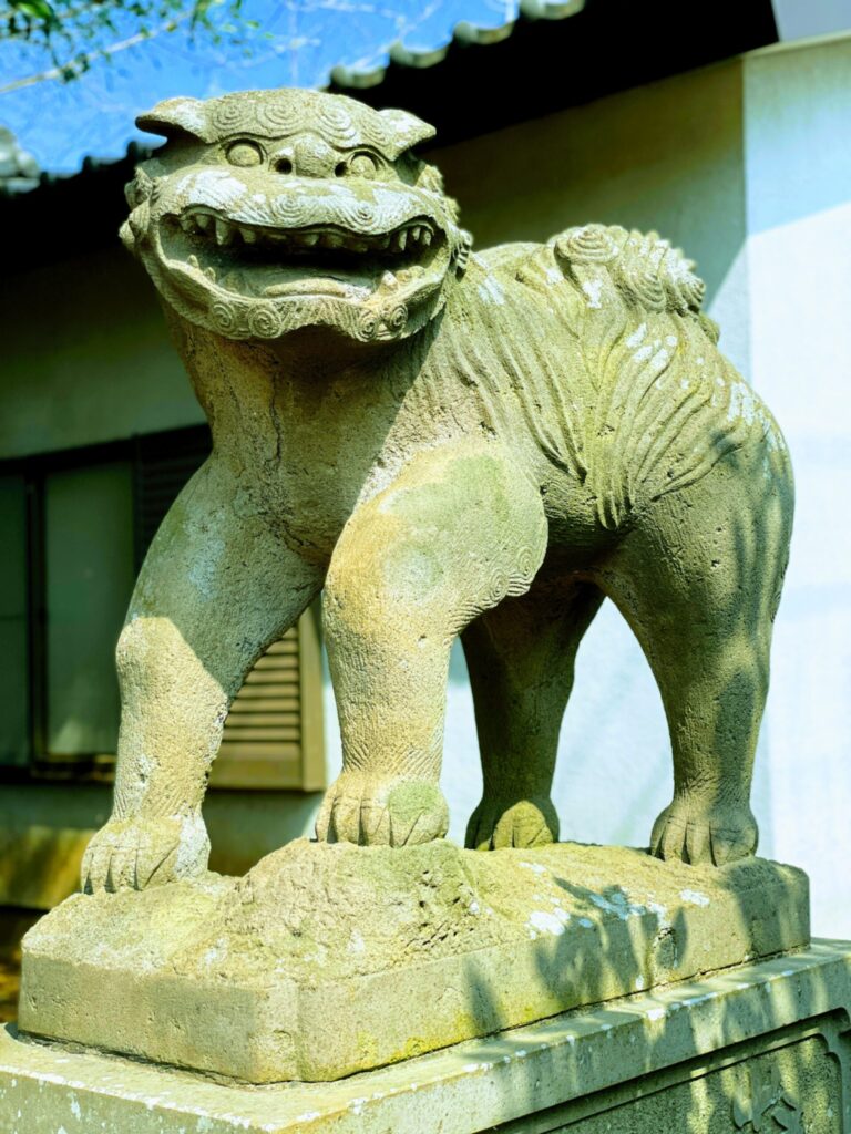 湖北台八幡神社の阿形狛犬