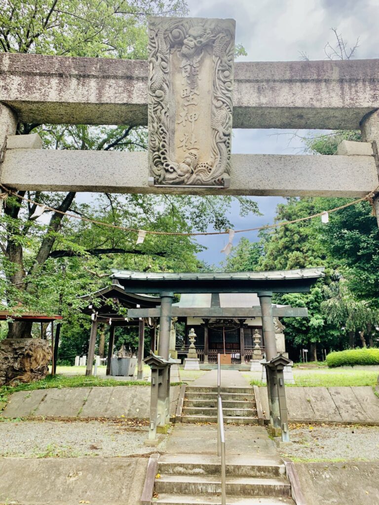 熊野神社の一の鳥居の扁額と二の鳥居。