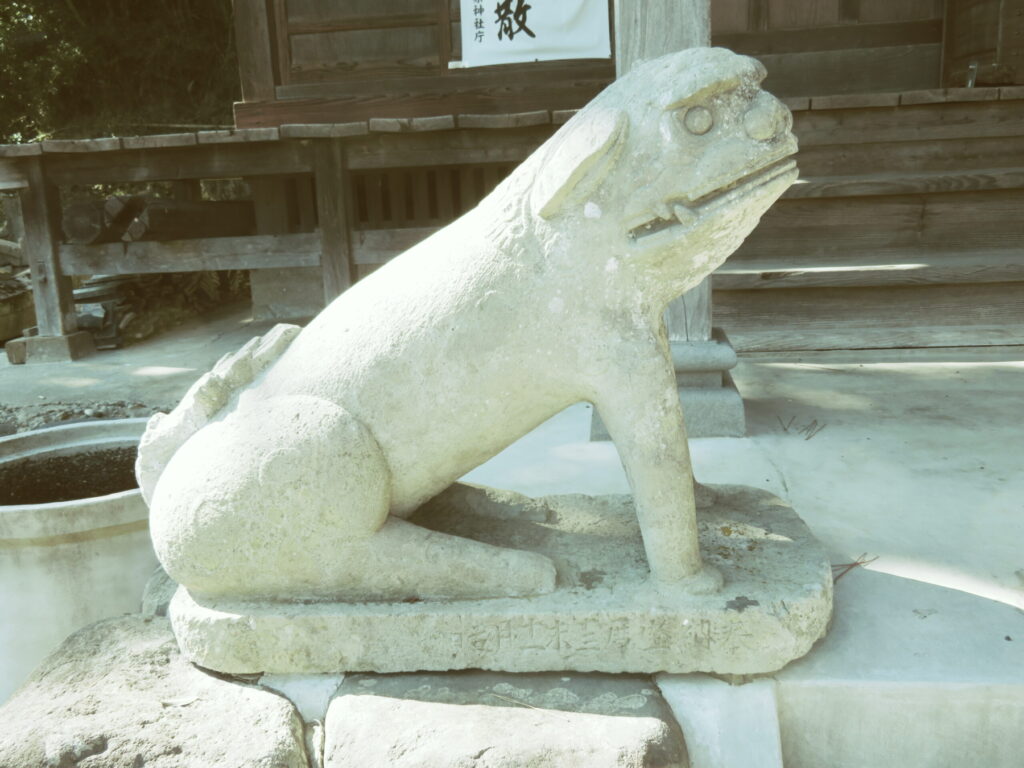 横瀬八幡神社・吽形の横姿。