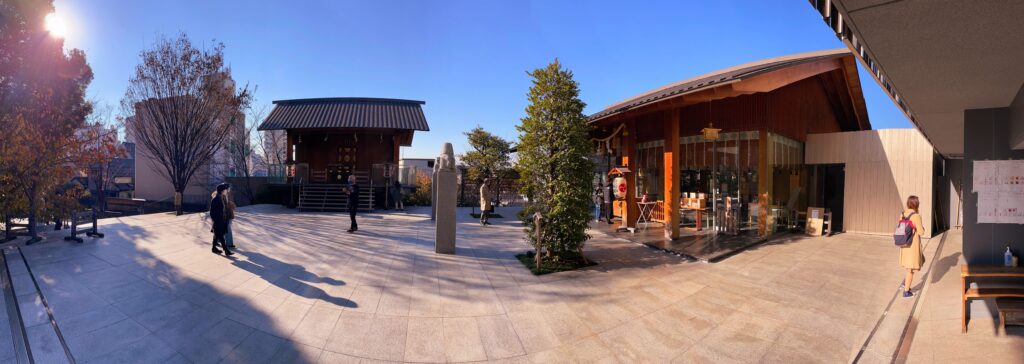 赤城神社・社務所あたりから境内を見た写真