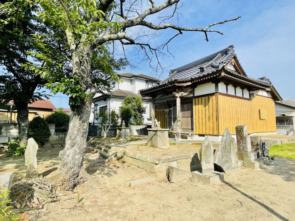 保食神社の拝殿・別角度から。