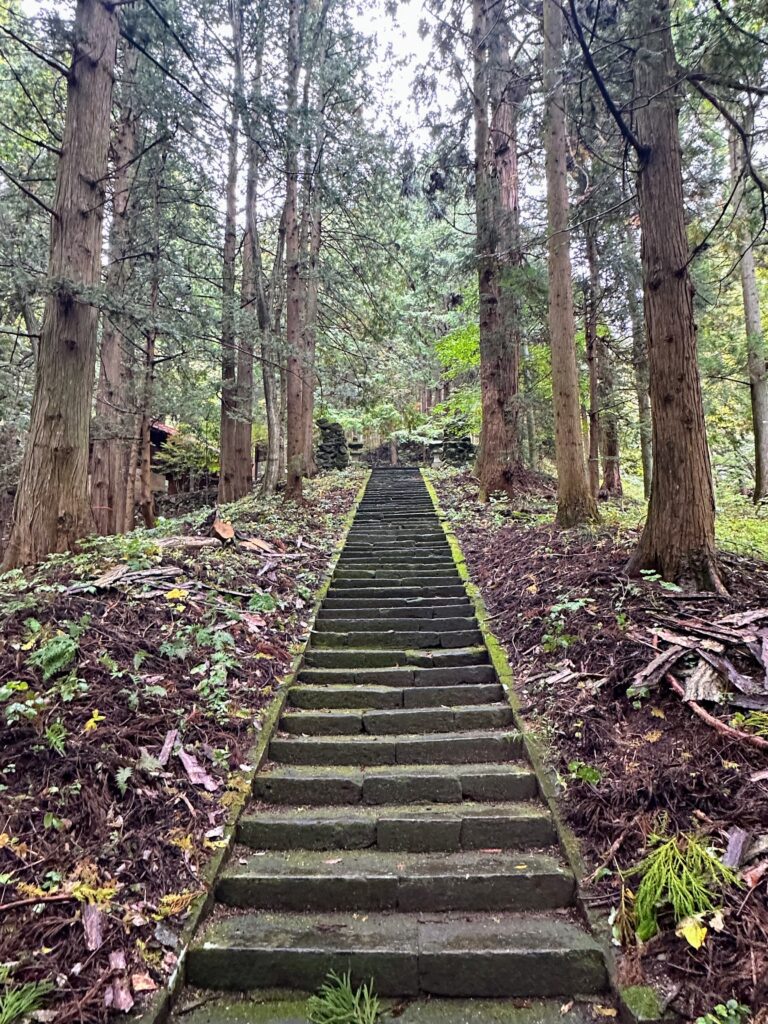 白山比咩神社の長い階段参道