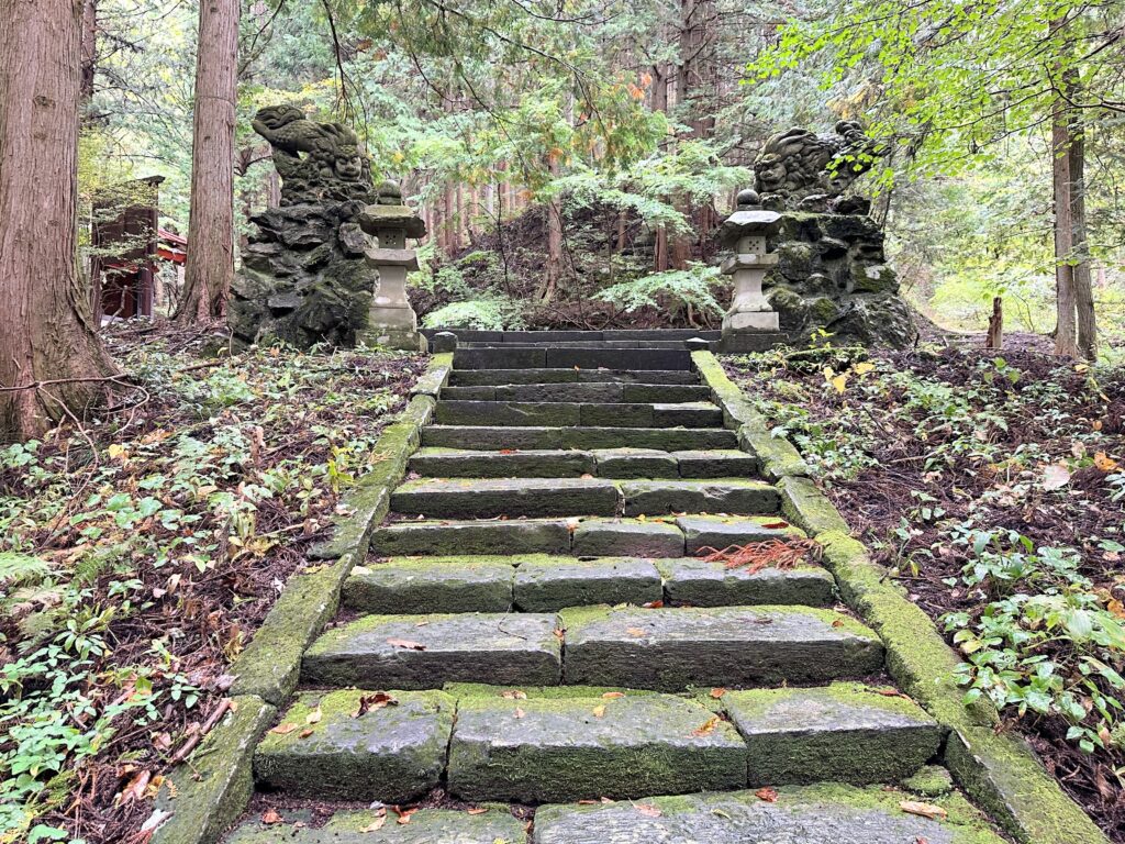 白山比咩神社の階段を登った両脇に狛犬が見える