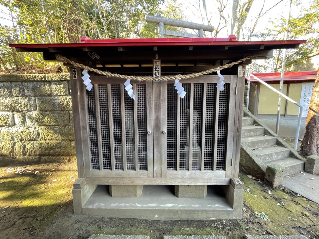 狼像が入っている祠