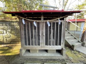 狼像が入っている祠